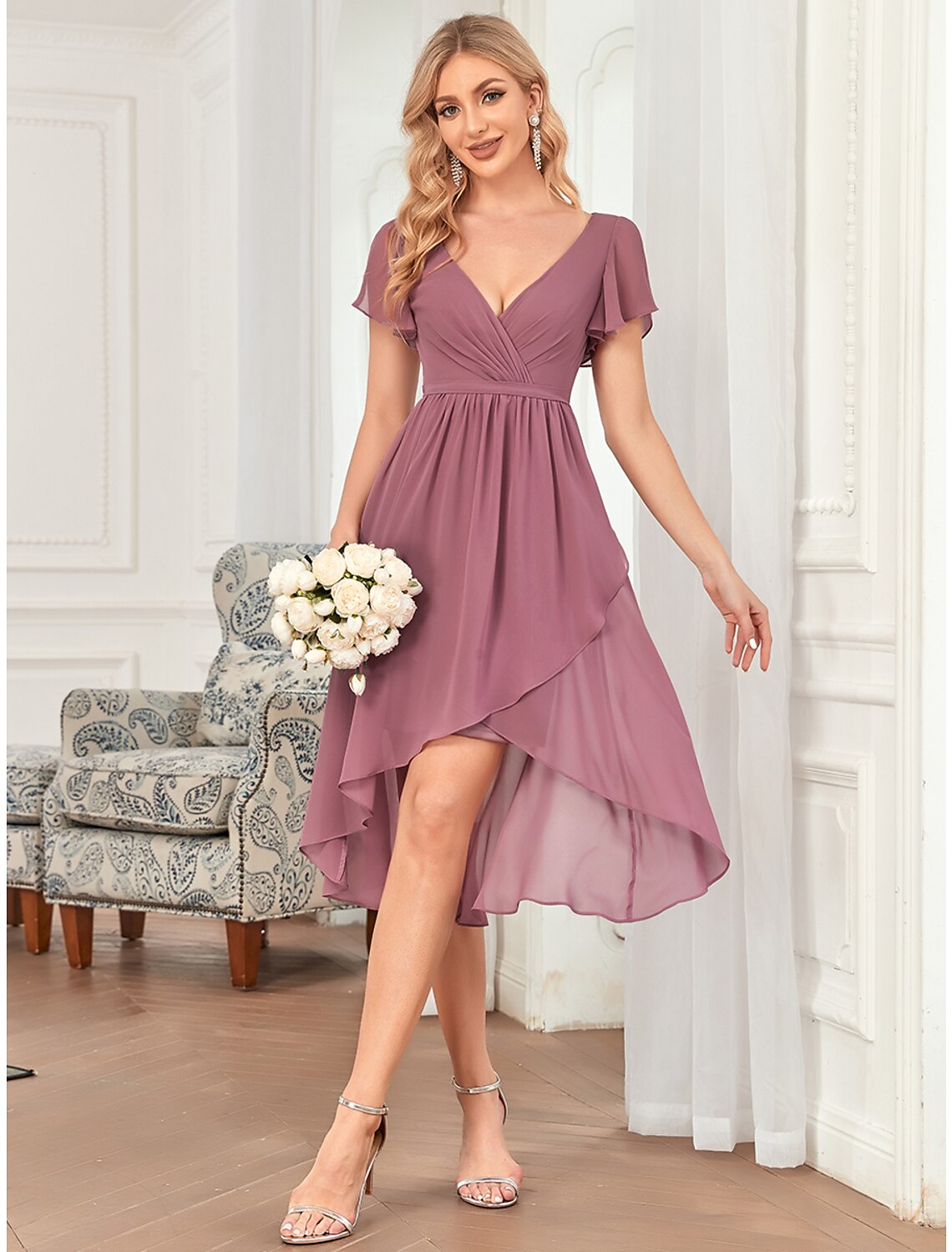 Abito da damigella d'onore a trapezio, scollo profondo, senza maniche, elegante, asimmetrico, corto, mini, in chiffon con pieghe, volant a cascata, tinta unita